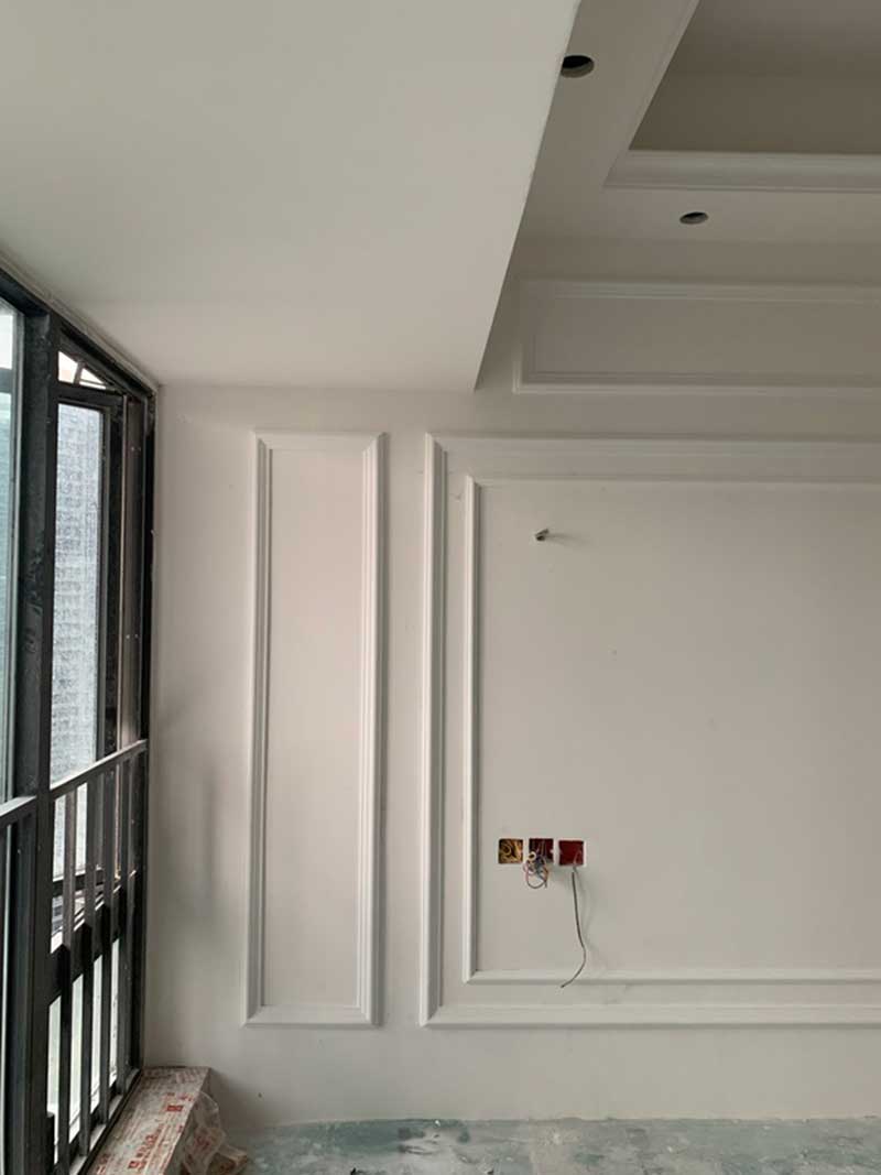 施工過程：石膏線安裝完成，拍攝時已經墻面已經打磨完成