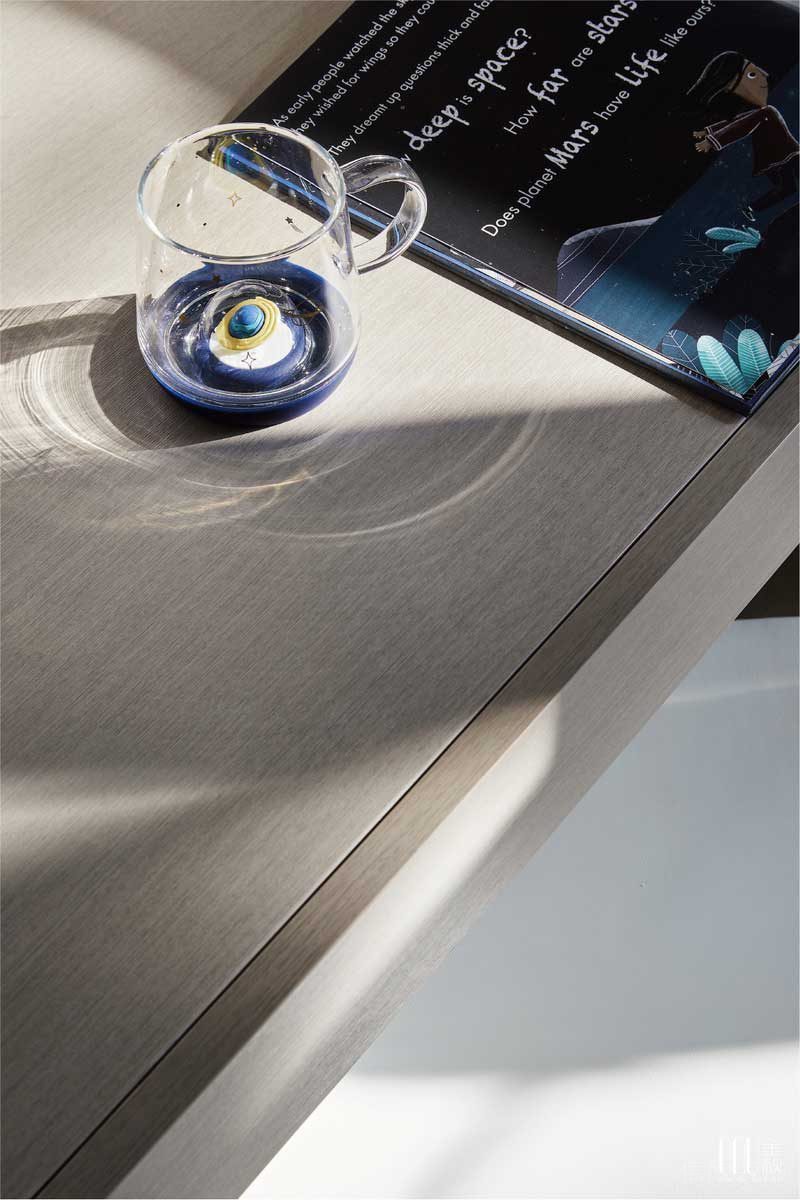 起承轉合、層高不一錯位交叉，延展出空間豐富的層次感、轉折自然的秩序性和純粹而有震撼力的設計觀感。