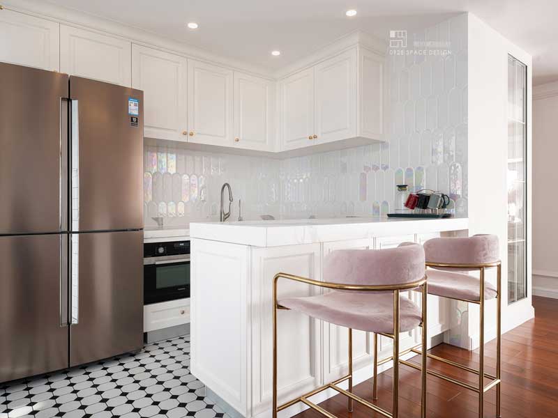 西廚地面材質選擇上與中廚一致，黑白拼花的小格子。墻面的材質選擇上選擇更加有藝術性的羽毛磚，白色與鐳射面拼色，摩登感滿滿。