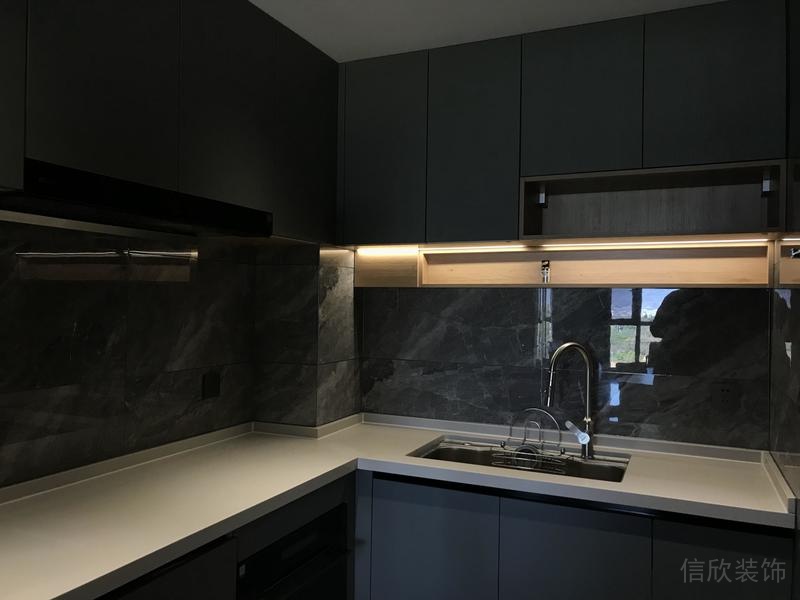 深圳市羅湖區(qū)新中式家庭住房舊房改造廚房灶臺完工實(shí)景圖