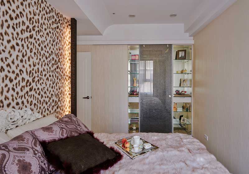 深圳龍華區(qū)大浪現(xiàn)代輕奢風家庭三居室裝修圖主臥床品