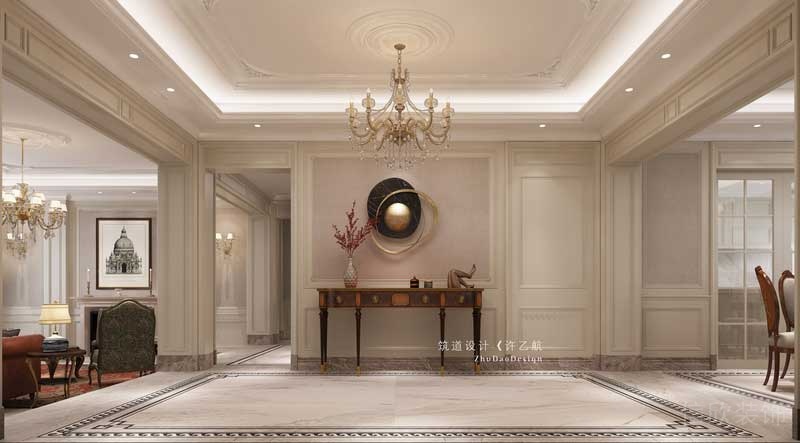 一樓入戶門廳將背景對稱處理，中間放置展示柜，通過護墻、石膏線、水晶燈的搭配，營造了十足的儀式感。