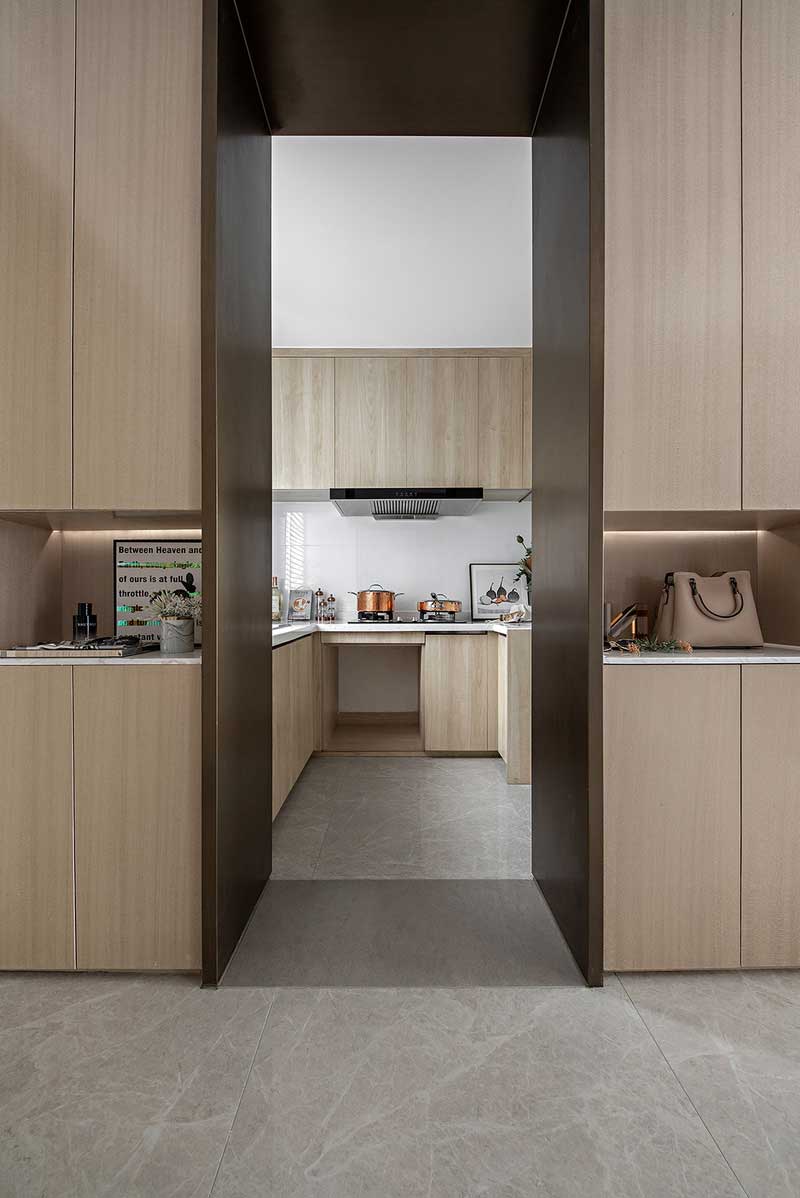 △四層 廚房從門(mén)外進(jìn)到玄關(guān)處，可以隨手將鑰匙和包包等物品放在左邊嵌入廚房隔墻的置物柜上，接著第一時(shí)間到右邊的衛(wèi)生間消毒洗手，在疫情期間，這種入戶清潔動(dòng)線設(shè)計(jì)變得更讓人放心。