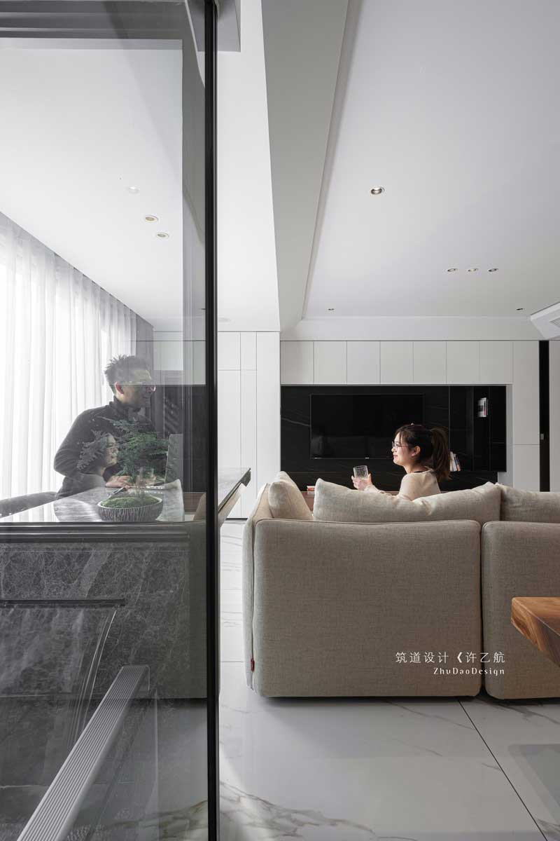 在改造陽臺時增加晾曬的獨立空間，并讓它能與整體空間更好融合，設計師采用玻璃隔斷，并與客廳吧臺進行穿插。 「流水瀑布」的設計讓業主在居家的同時感受到更多自然元素。 具象與抽象，寫實與寫意之間交替，光影繾綣，盡顯無窮妙意。