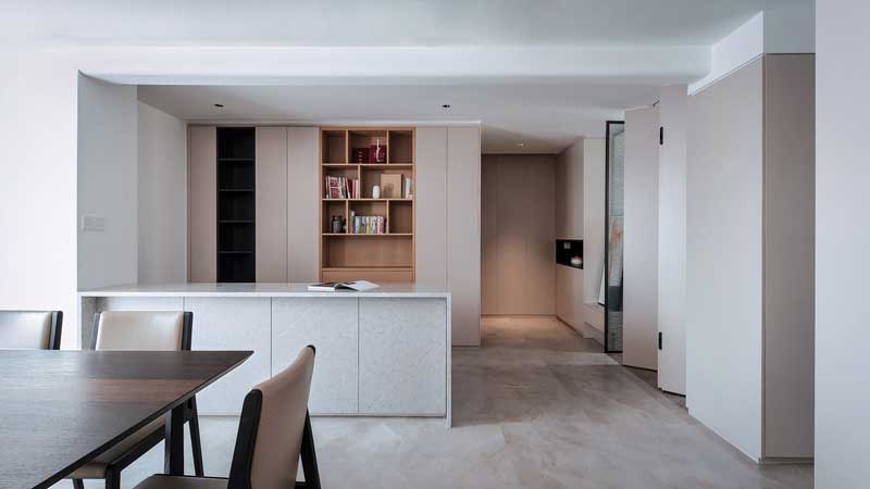 吧臺(tái)與現(xiàn)代簡(jiǎn)約的櫥柜相碰撞 用設(shè)計(jì)將愜意與實(shí)用完美保留 在此處 戚戚歇歇烹食暢飲讓工作時(shí)的心境得以舒緩 吧臺(tái)與現(xiàn)代簡(jiǎn)約的櫥柜相碰撞 用設(shè)計(jì)將愜意與實(shí)用完美保留 在此處 戚戚歇歇烹食暢飲讓工作時(shí)的心境得以舒緩