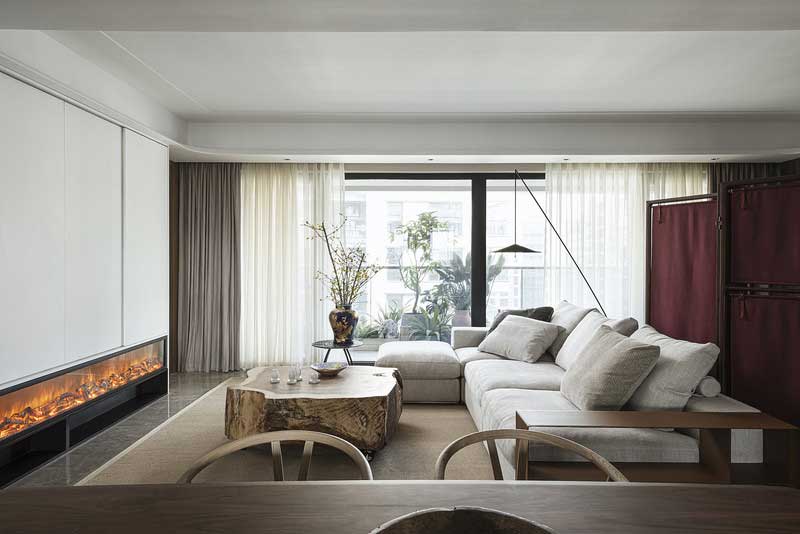 厚重拙樸的木制幾案，暈開自然流動的紋理，仿佛在安靜地訴說光陰的故事。