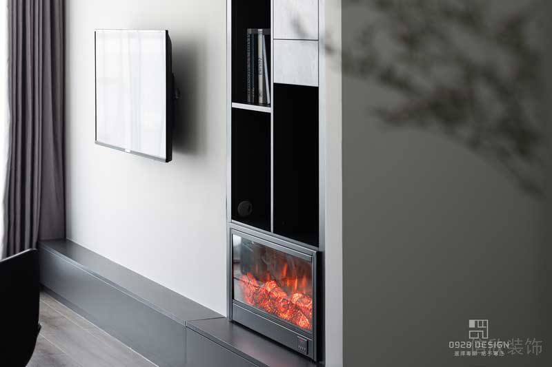壁爐也是家中的亮點(diǎn)之一，電視機(jī)是舊的所以尺寸好像偏小了些，電視線和機(jī)頂盒線全部都做50管埋在墻體里面，這樣就看不到線啦。