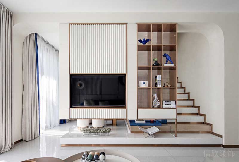 △二層 電視背景墻/裝飾架 客廳的電視背景墻與金屬陳列架連接在一起，既滿足了空間隔斷與裝飾陳列的多功能需求，又豐富了空間的層次，提升了空間的時尚感。少許精致的藝術品點綴其間，帶來空間精神與個性的表達。