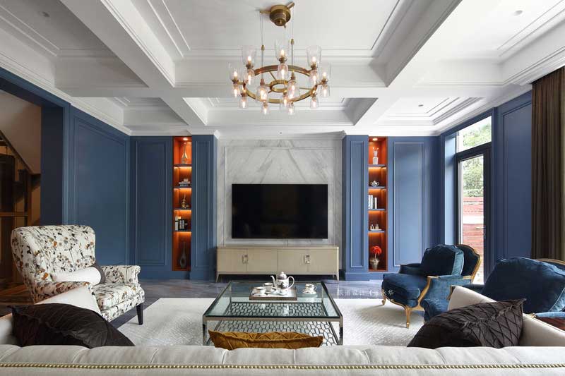 硬裝上在滿足基本功能需求的同時運用亮色裝飾，使空間顯得更加寬敞明亮。