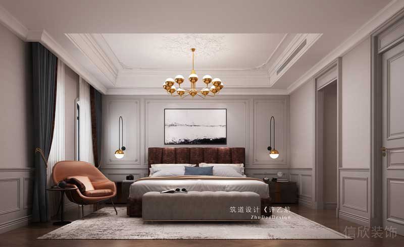 主臥相對年輕化，灰色護墻、壁紙，橙色單椅、相對現代的壁燈，都將美式與現代元素表現的淋漓盡致。