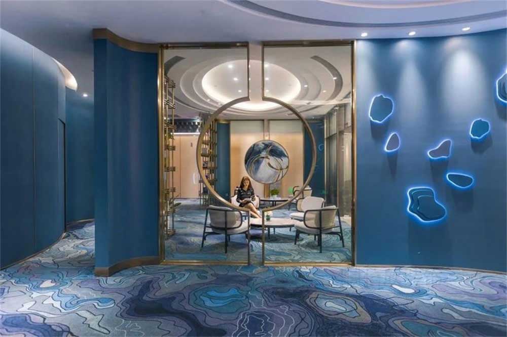 深圳龍崗藍(lán)調(diào)輕奢風(fēng)格酒吧裝修設(shè)計鈦金不銹鋼圓形屏風(fēng)隔斷