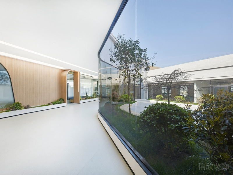 玻璃墻體弧線過道木質(zhì)條紋墻體設(shè)計(jì)