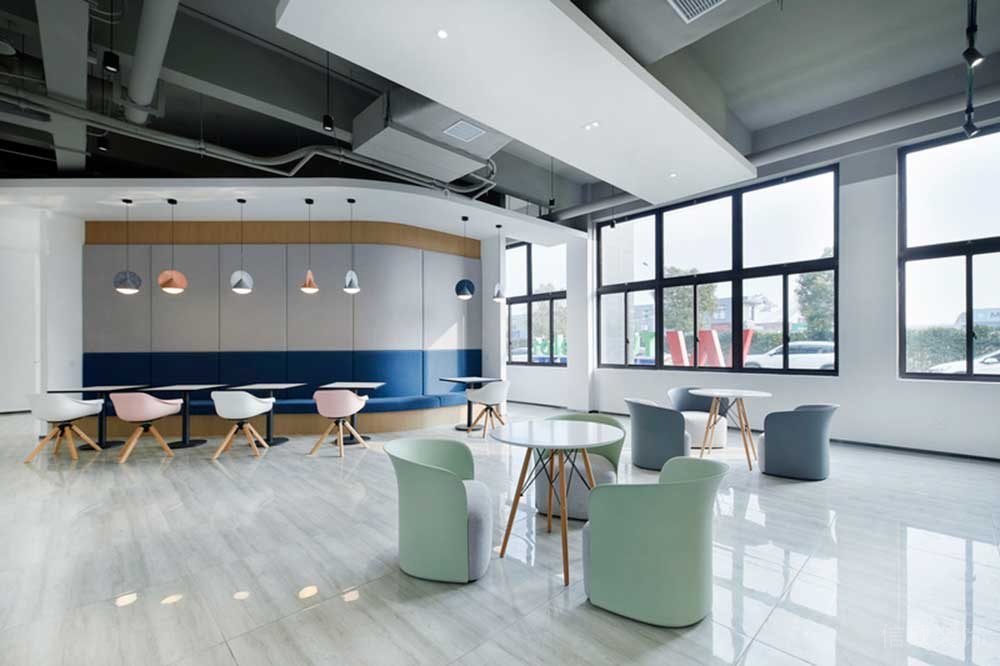 寶安區(qū)朗峻廣場現(xiàn)代簡約風(fēng)格辦公室裝修設(shè)計休閑廳