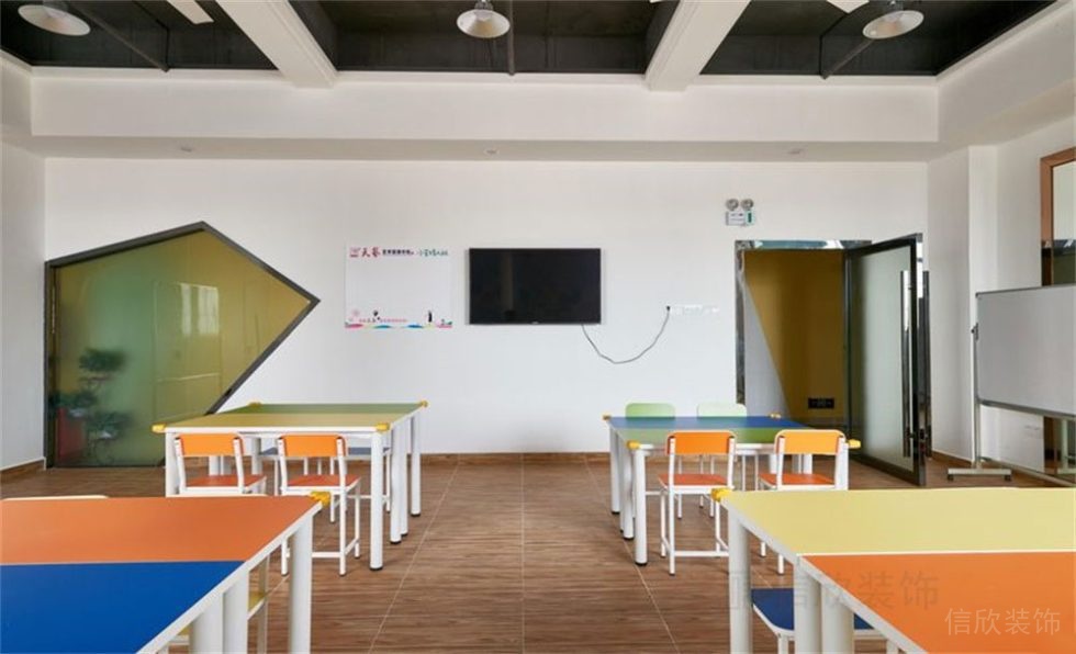 培訓班教室黃色和橙色的課桌