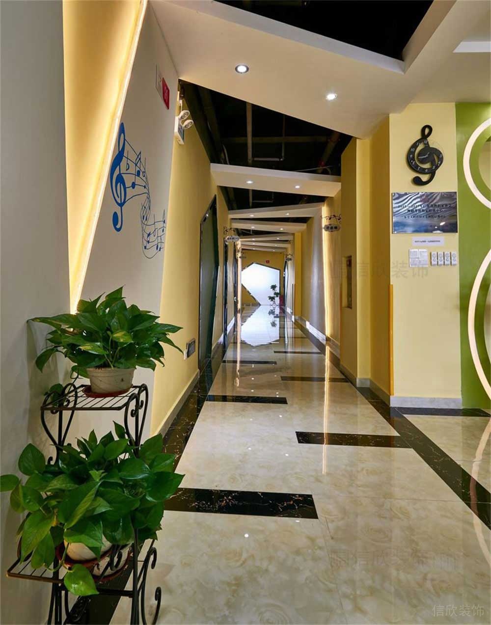 培訓(xùn)中心過(guò)道黃色的乳膠漆裝飾效果圖