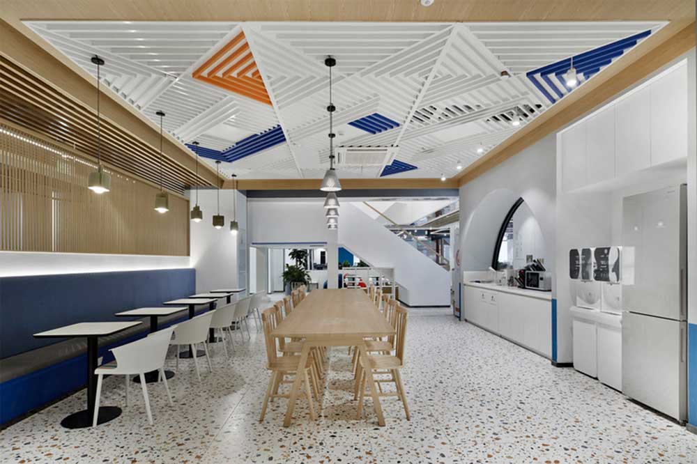 深圳龍華區(qū)華僑城北站壹號現(xiàn)代風格辦公室裝修茶水間