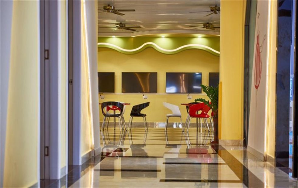 培訓班前廳接待區(qū)彩色的桌椅