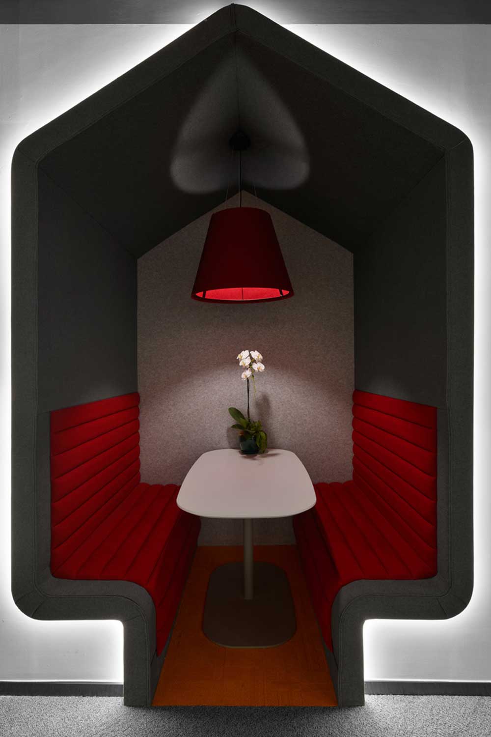 深圳龍華區(qū)華僑城北站壹號現(xiàn)代風格辦公室裝修卡座洽談區(qū)