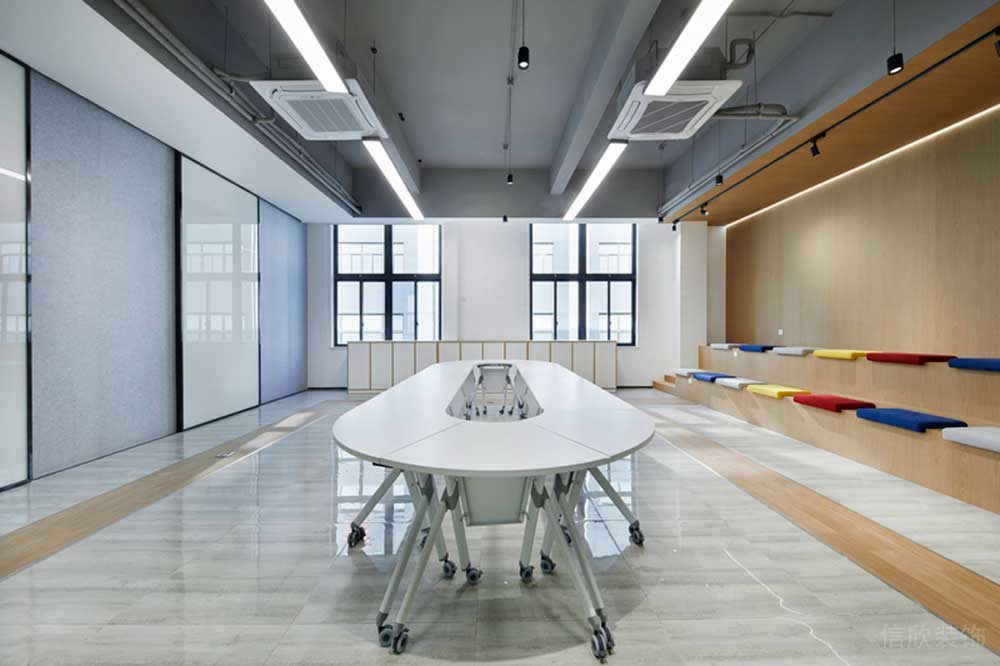 寶安區(qū)朗峻廣場現(xiàn)代簡約風(fēng)格辦公室裝修設(shè)計階梯式工作交流區(qū)