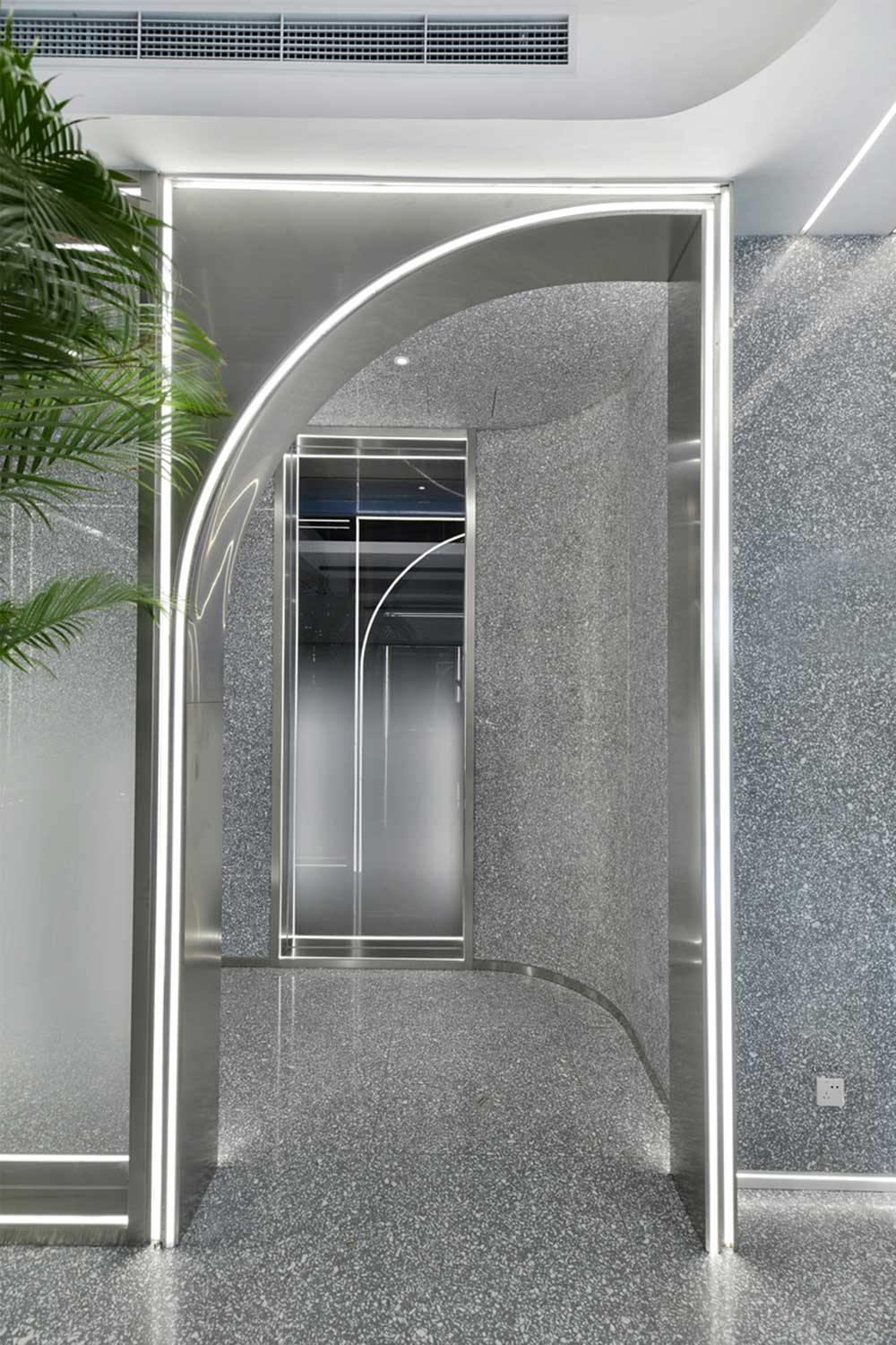深圳龍華區(qū)華僑城北站壹號現(xiàn)代風格辦公室裝修藝術(shù)門洞