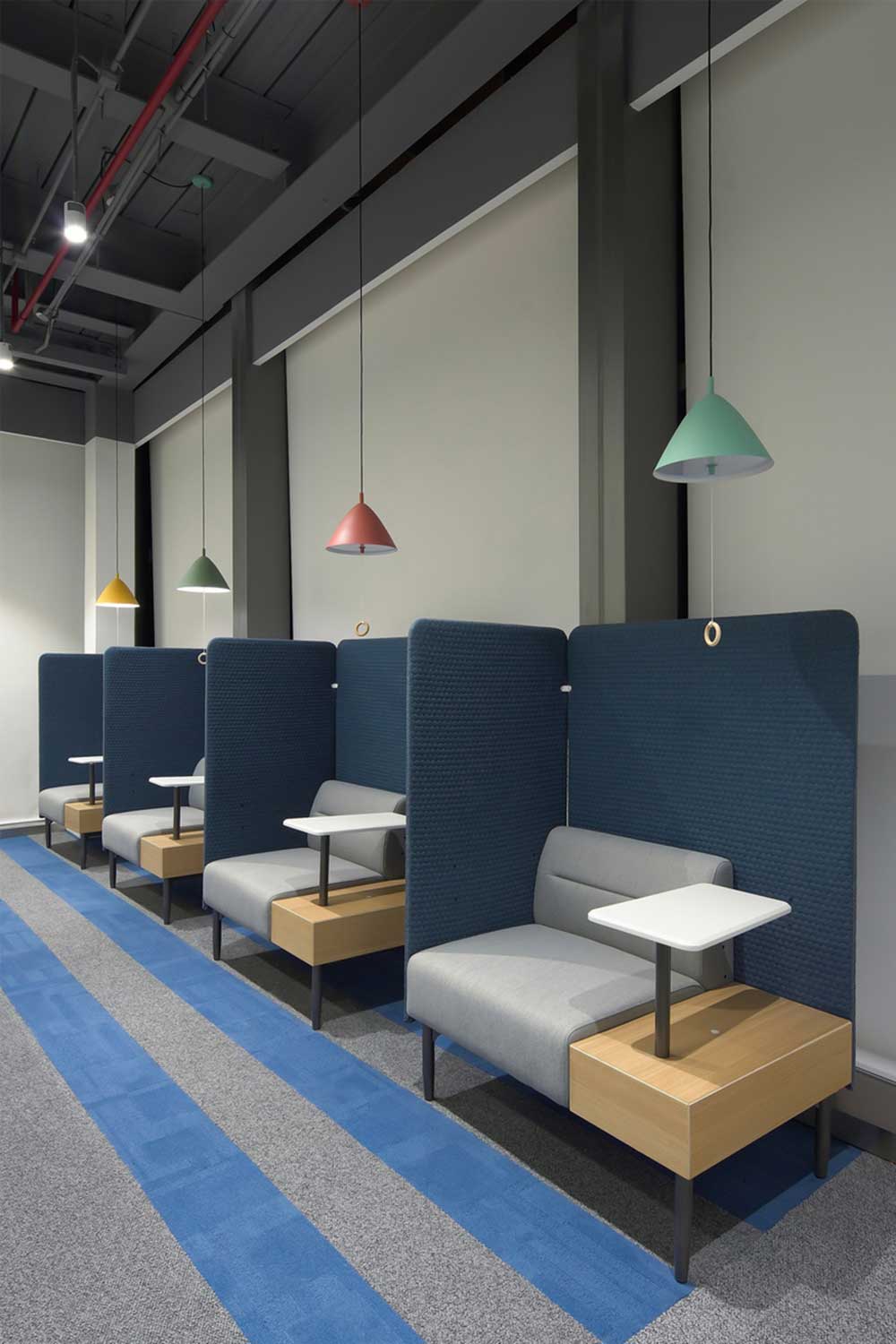 深圳龍華區(qū)華僑城北站壹號現(xiàn)代風格辦公室裝修休閑閱覽區(qū)