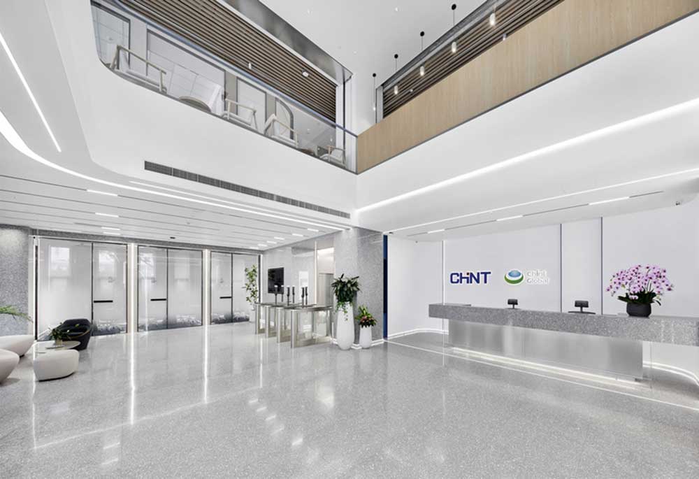 深圳龍華區(qū)華僑城北站壹號現(xiàn)代風格辦公室裝修高級灰水磨石地面