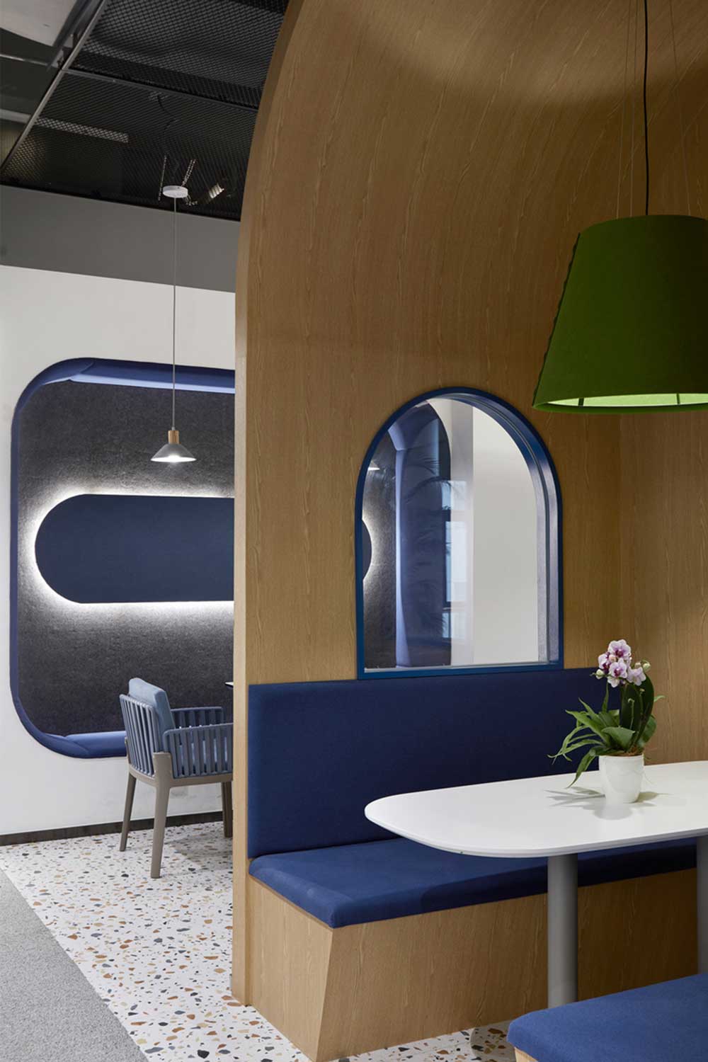 深圳龍華區(qū)華僑城北站壹號現(xiàn)代風格辦公室裝修色彩搭配