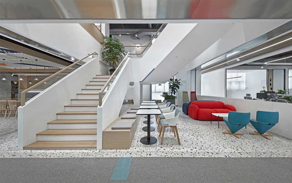 深圳龍華區(qū)華僑城北站壹號現(xiàn)代風格辦公室裝修樓梯廳