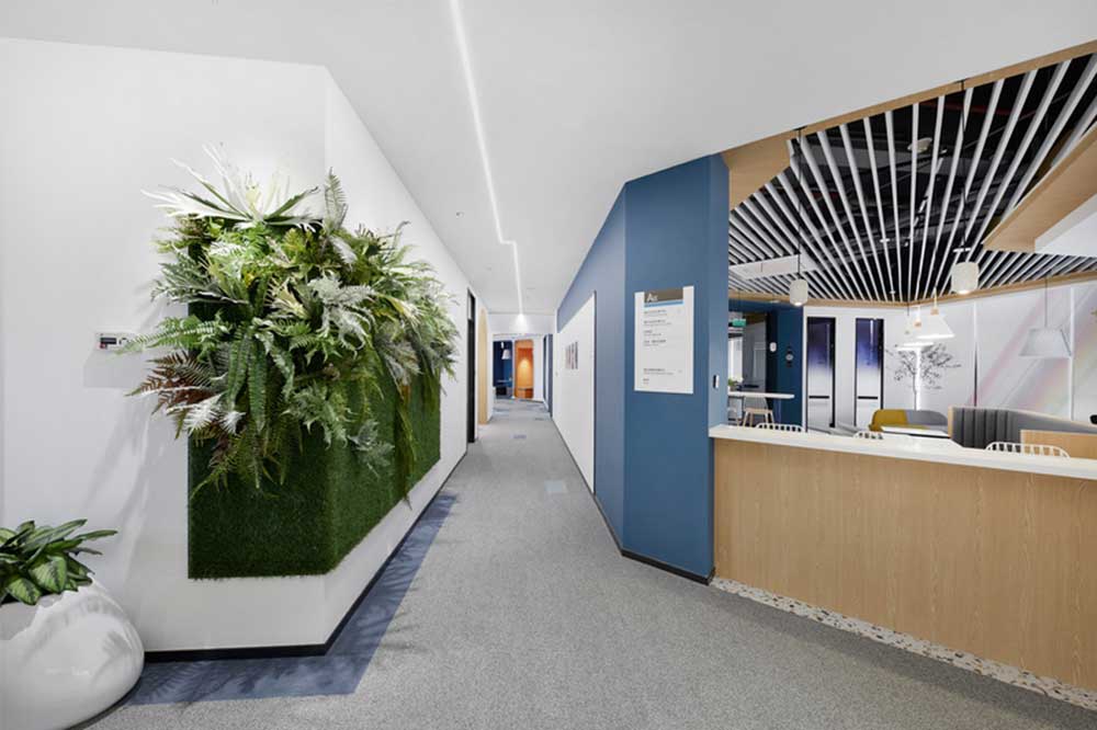 深圳龍華區(qū)華僑城北站壹號現(xiàn)代風格辦公室裝修走廊