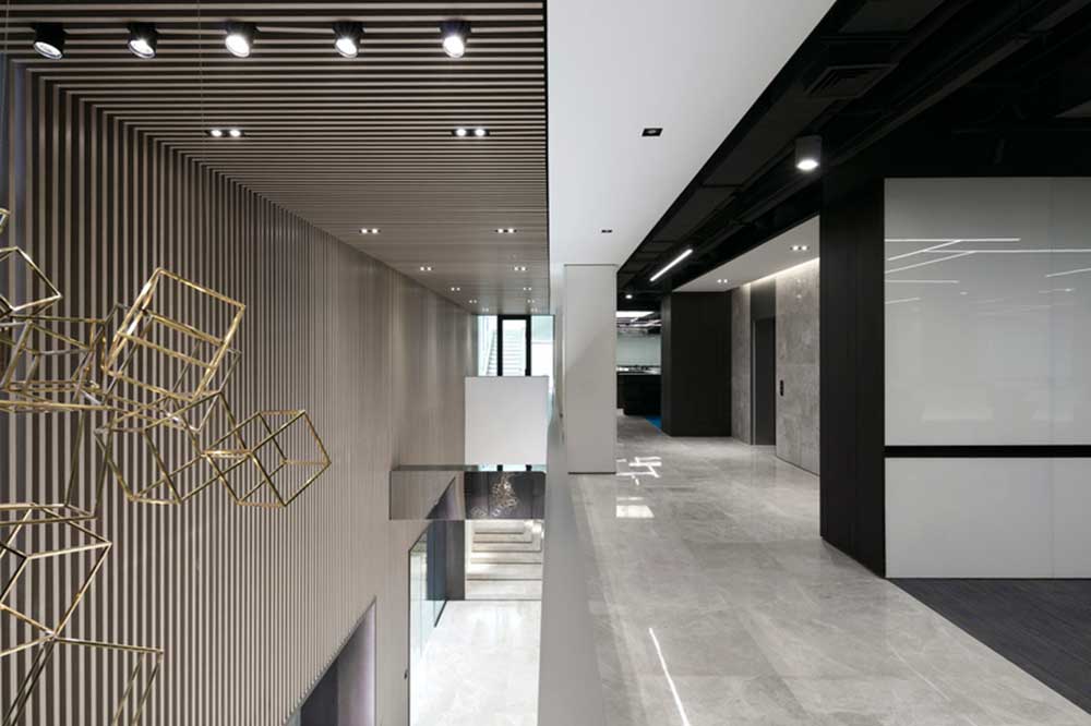 大鵬新區(qū)鑫園廣場現(xiàn)代風(fēng)格辦公室裝修格柵天花 大鵬新區(qū)鑫園廣場現(xiàn)代風(fēng)格辦公室裝修格柵天花