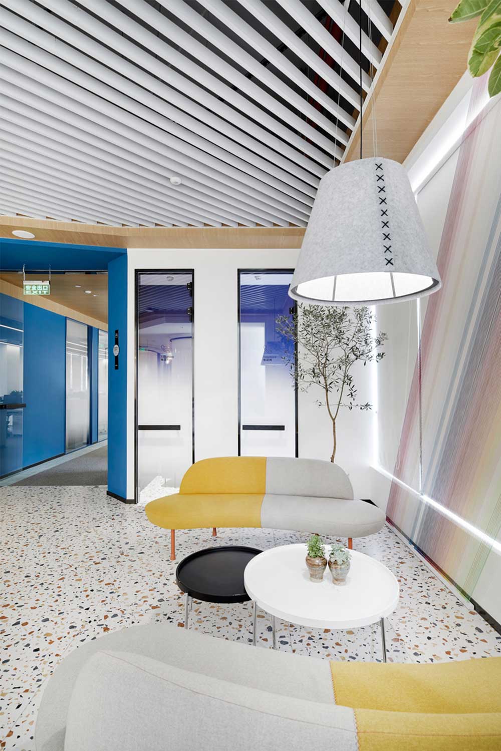 深圳龍華區(qū)華僑城北站壹號現(xiàn)代風格辦公室裝修等候區(qū)