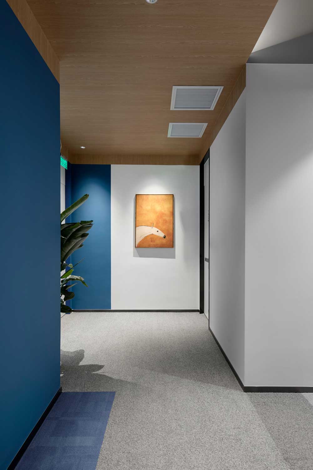 深圳龍華區(qū)華僑城北站壹號現(xiàn)代風格辦公室裝修元素概念