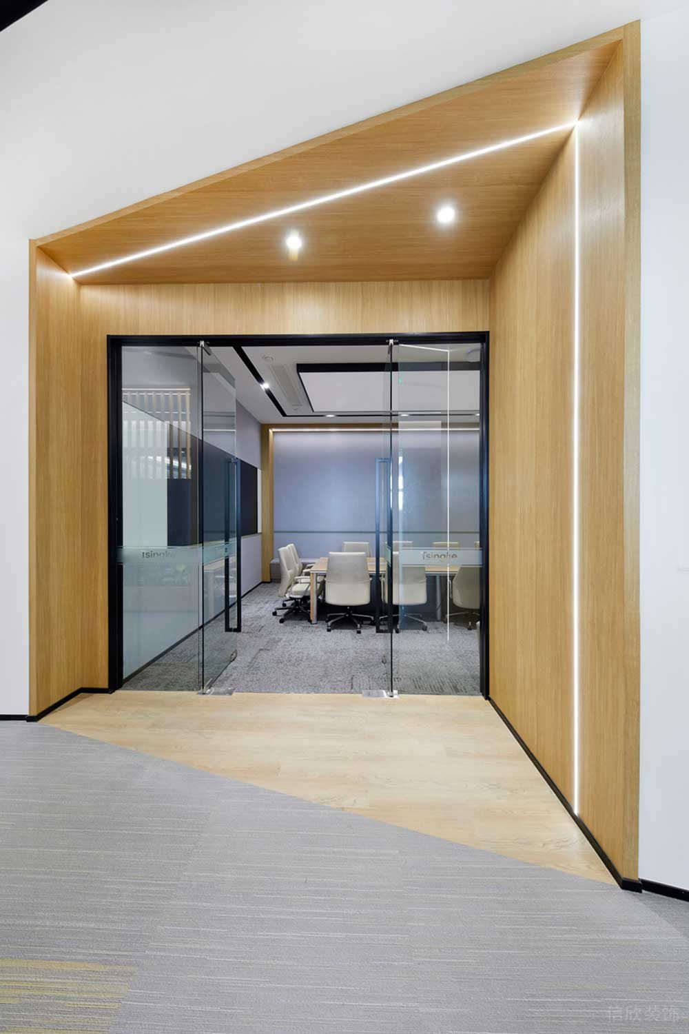 深圳市龍華區(qū)鴻榮源天俊現(xiàn)代簡約風(fēng)格辦公室裝修座談接待室入口 深圳市龍華區(qū)鴻榮源天俊現(xiàn)代簡約風(fēng)格辦公室裝修座談接待室入口