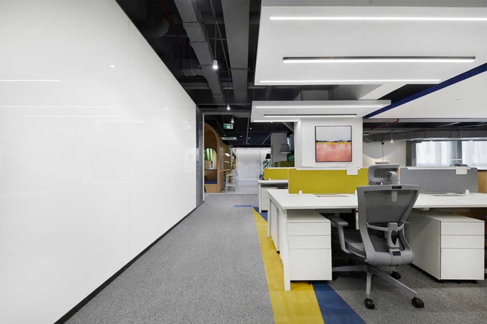 深圳龍華區(qū)華僑城北站壹號現(xiàn)代風格辦公室裝修燈光效果