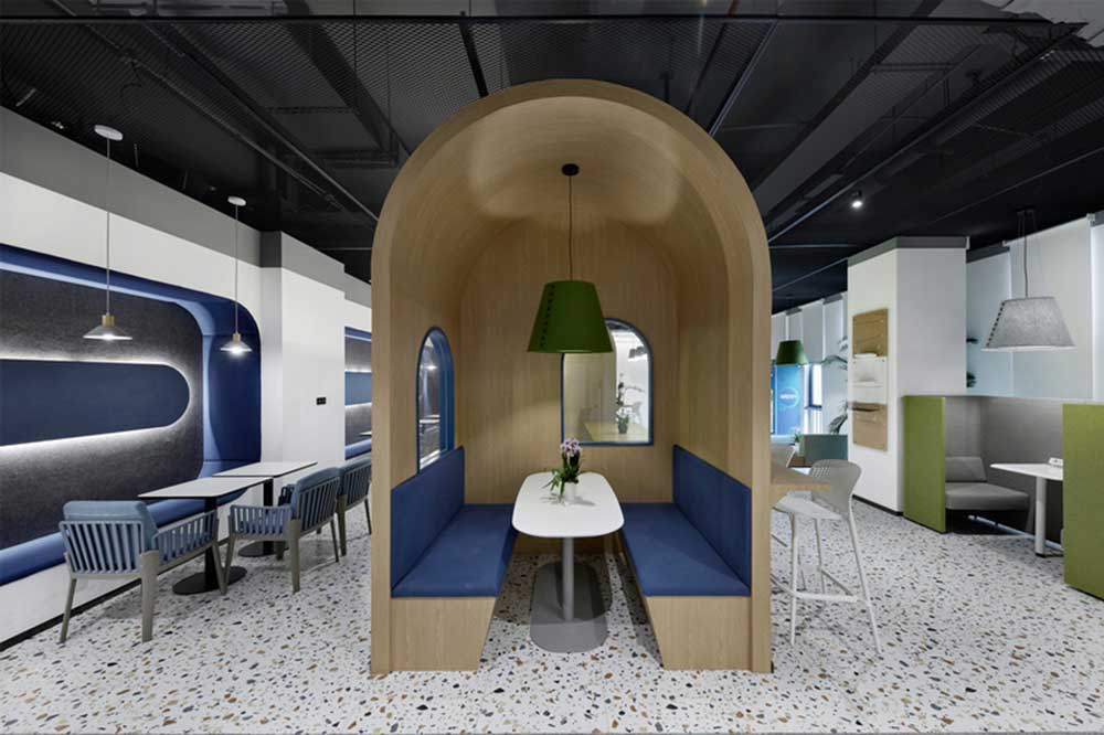 深圳龍華區(qū)華僑城北站壹號現(xiàn)代風格辦公室裝修休閑廳