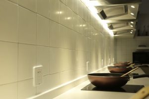 全屋定制內(nèi)嵌式燈帶瓷磚鋪貼廚房效果圖