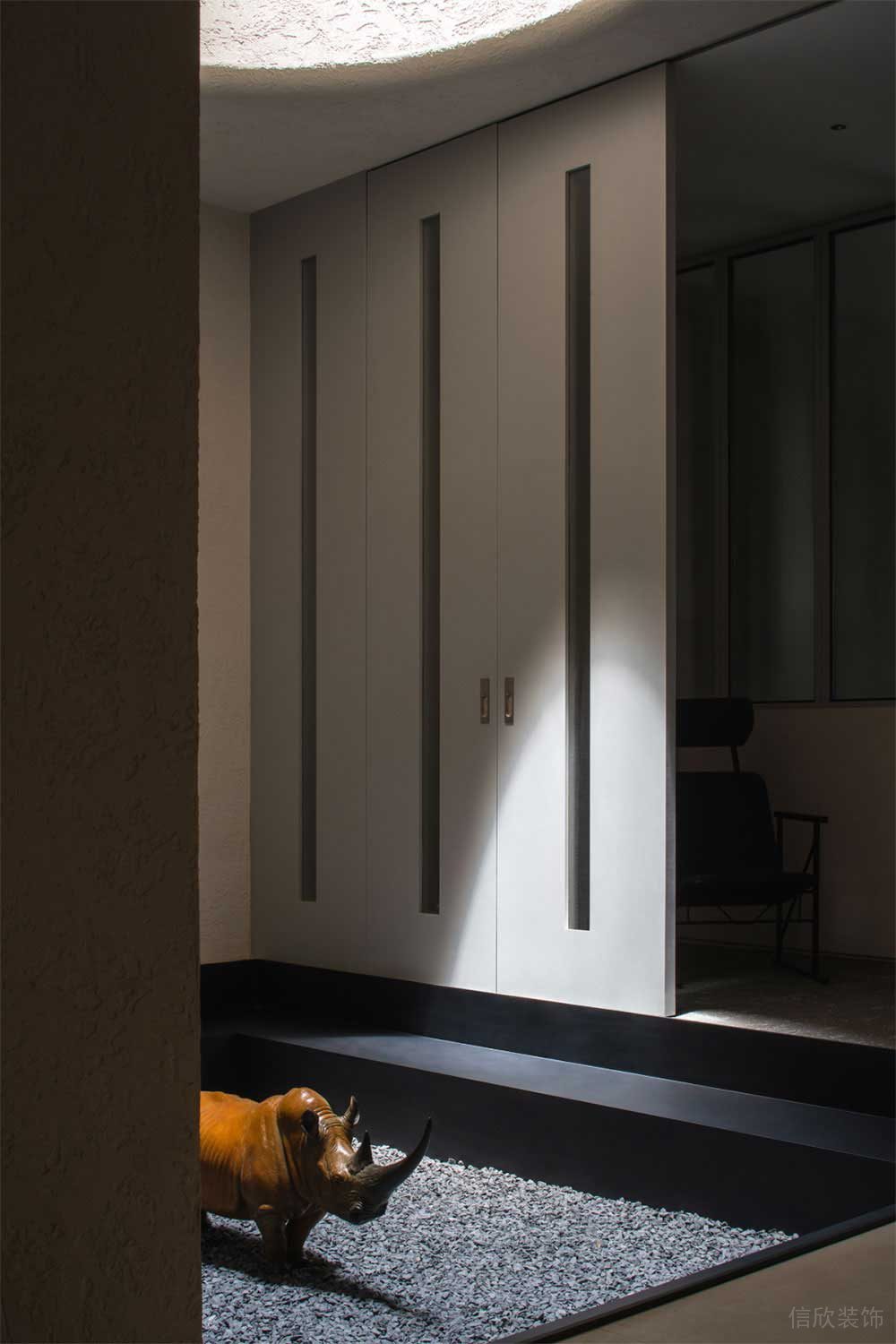 簡約風(fēng)格商務(wù)辦公空間藝術(shù)雕塑廊廳展示區(qū)裝修圖