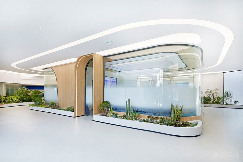 現(xiàn)代北歐風(fēng)辦公場所案例綠植走廊裝修圖