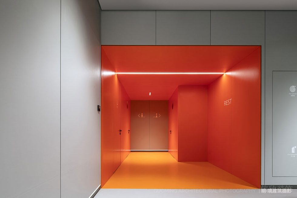 現(xiàn)代北歐風(fēng)辦公室門廊裝修圖