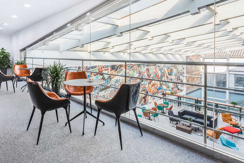 先點(diǎn)北歐風(fēng)商務(wù)辦公室過道洽談區(qū)設(shè)計(jì)裝修圖