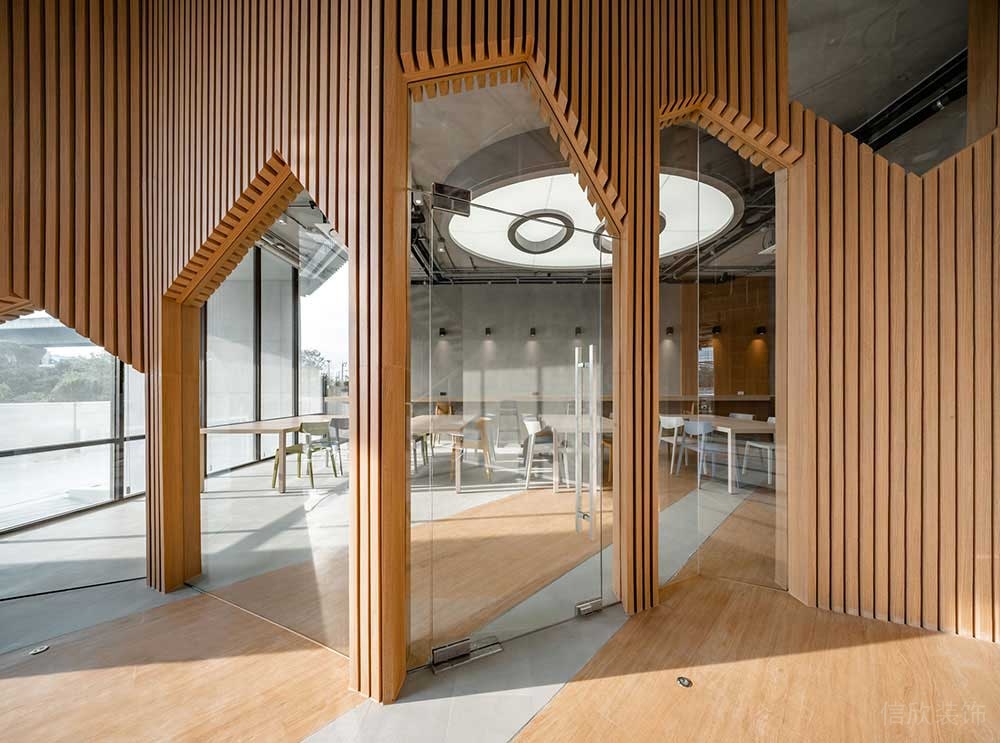 現(xiàn)代工業(yè)風辦公空間案例門廊裝修圖