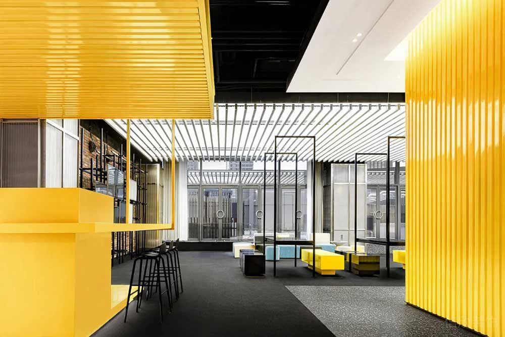 現(xiàn)代工業(yè)風辦公空間多功能工作廳裝修圖