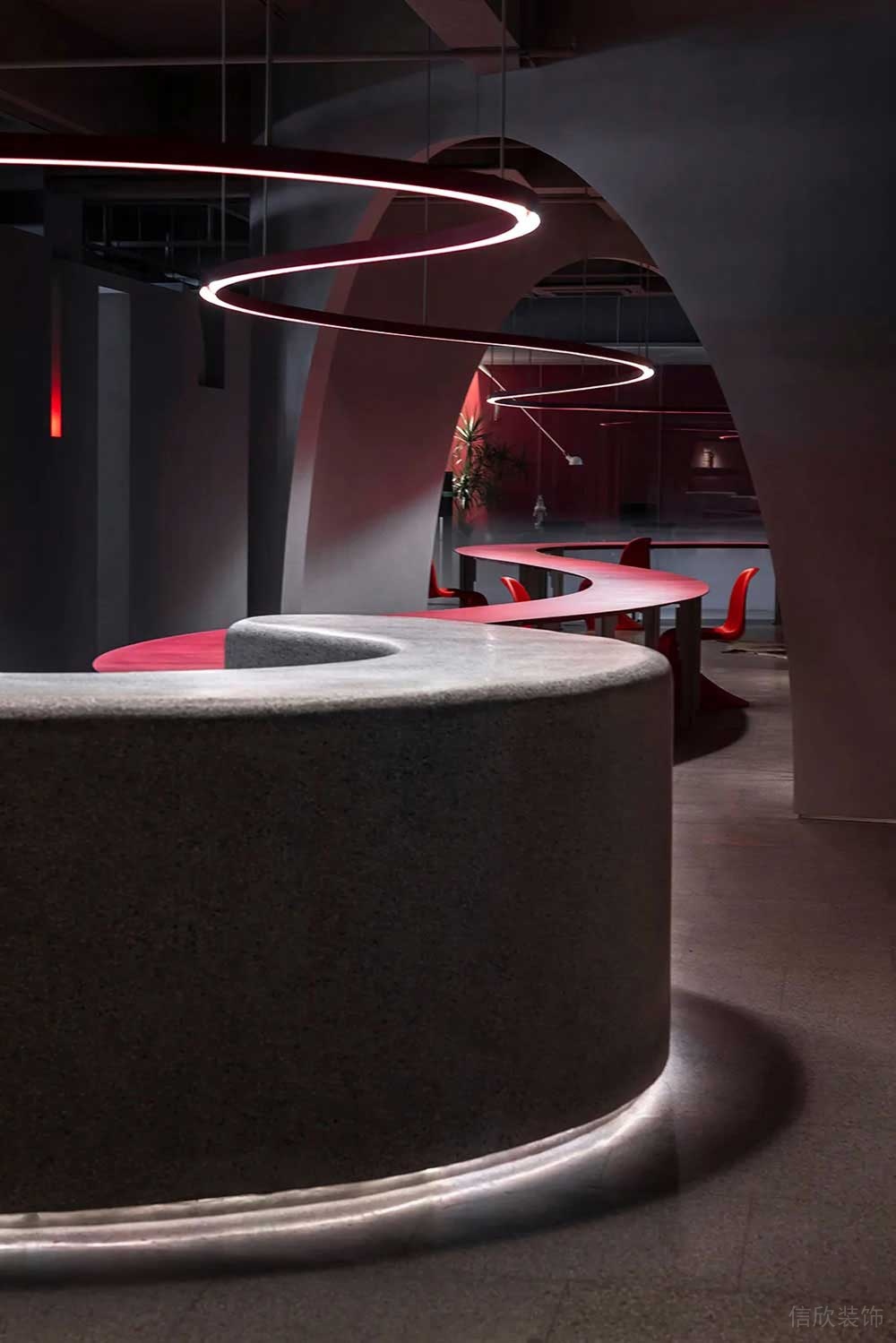 現(xiàn)代工業(yè)風商務(wù)辦公室弧形吧臺工作區(qū)裝修圖