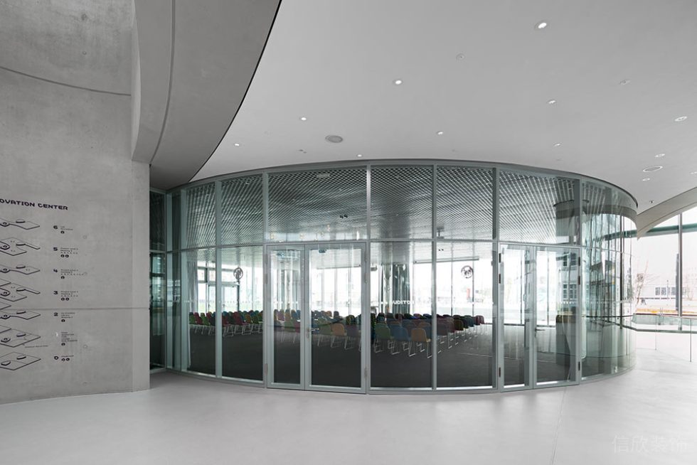 現(xiàn)代工業(yè)商務(wù)辦公空間門廊裝修圖