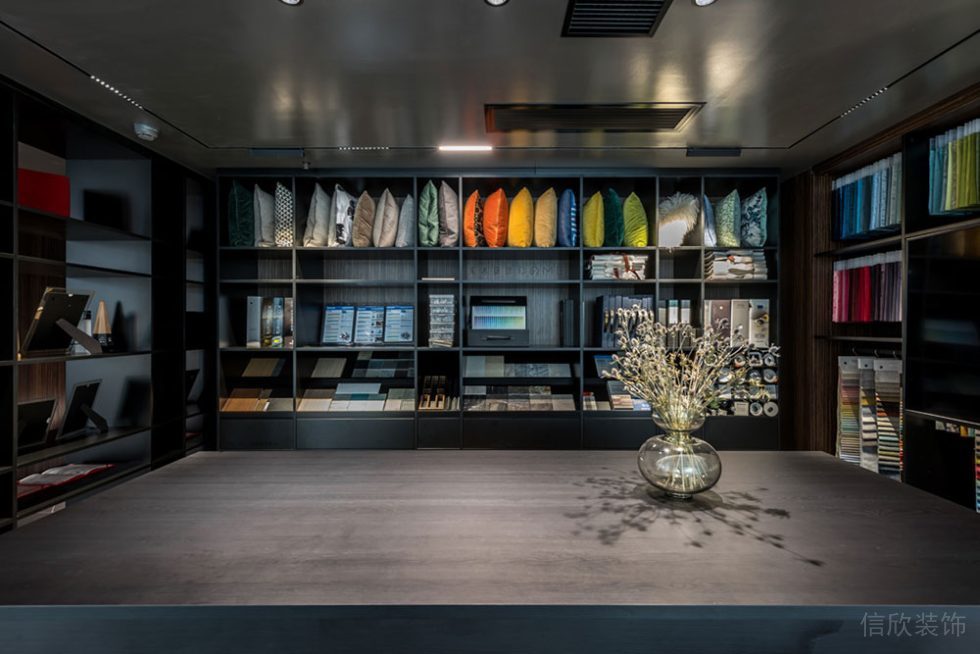 現(xiàn)代簡約風(fēng)辦公場所案例陳列室裝修圖