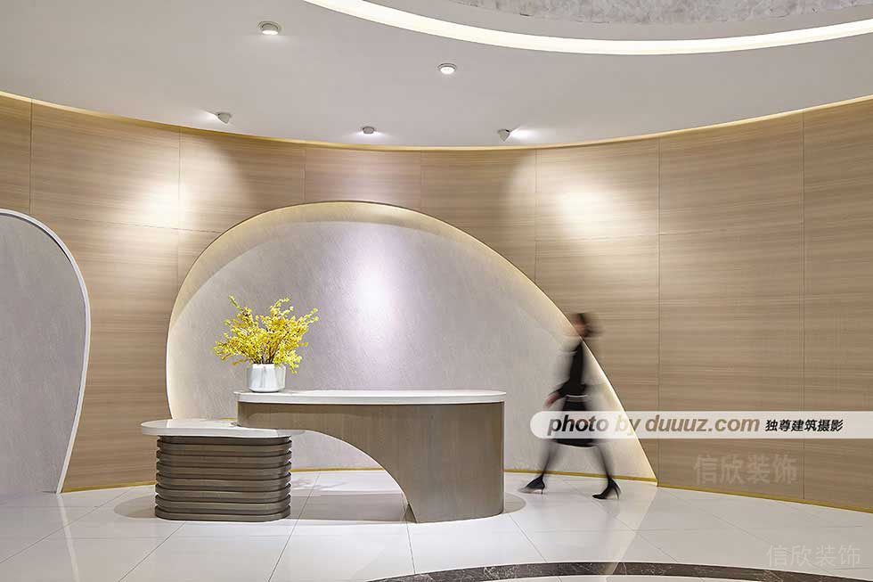 實(shí)木裝修前臺區(qū)辦公室過道效果圖弧線創(chuàng)意設(shè)計大理石地板