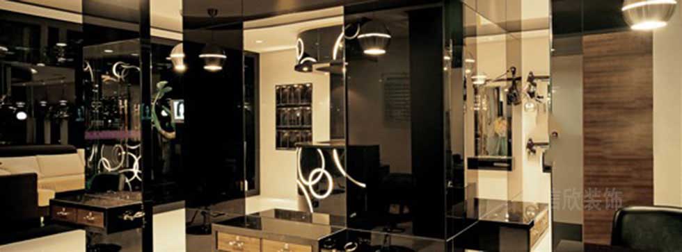 理發(fā)店深色的理發(fā)臺帶鏡子