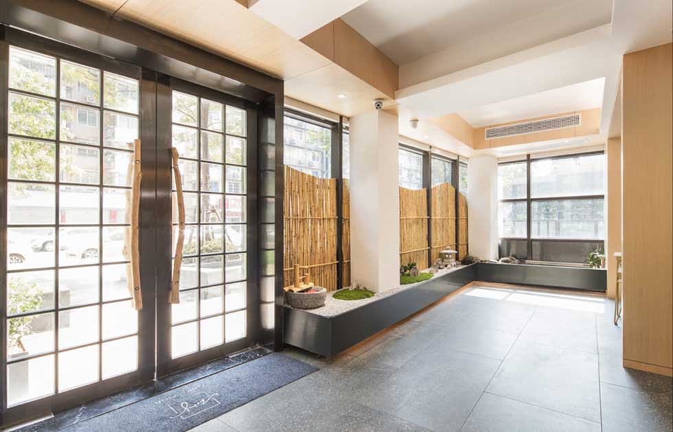 深圳羅湖美容店門廳裝修設(shè)計