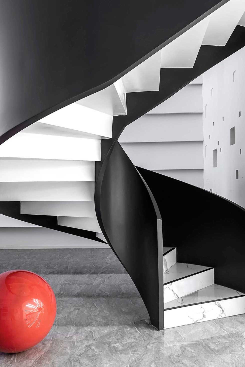 弧形樓梯黑色的實體欄桿