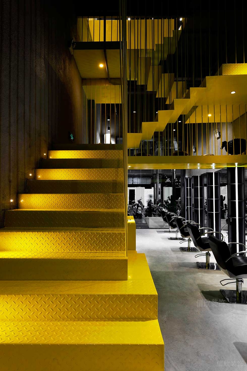 工業風美發店黃色印花鐵板樓梯